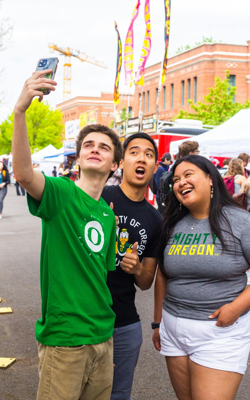 A group of University of Oregon students taking a selfie.